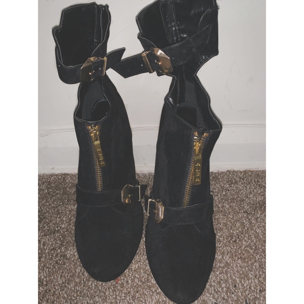 Alba Black and Gold Closed Toe Heels💋